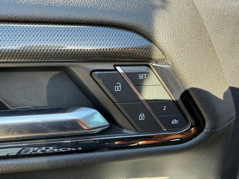 GMC Sierra 2500HD Vehicle Full-screen Gallery Image 16