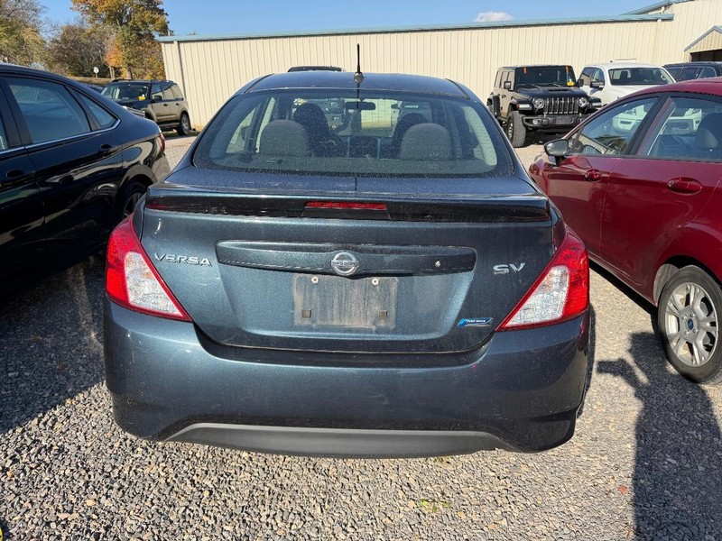 Nissan Versa Vehicle Full-screen Gallery Image 3