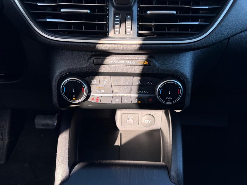 Ford Escape Vehicle Full-screen Gallery Image 14