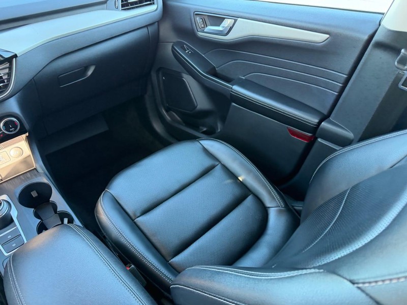 Ford Escape Vehicle Full-screen Gallery Image 16