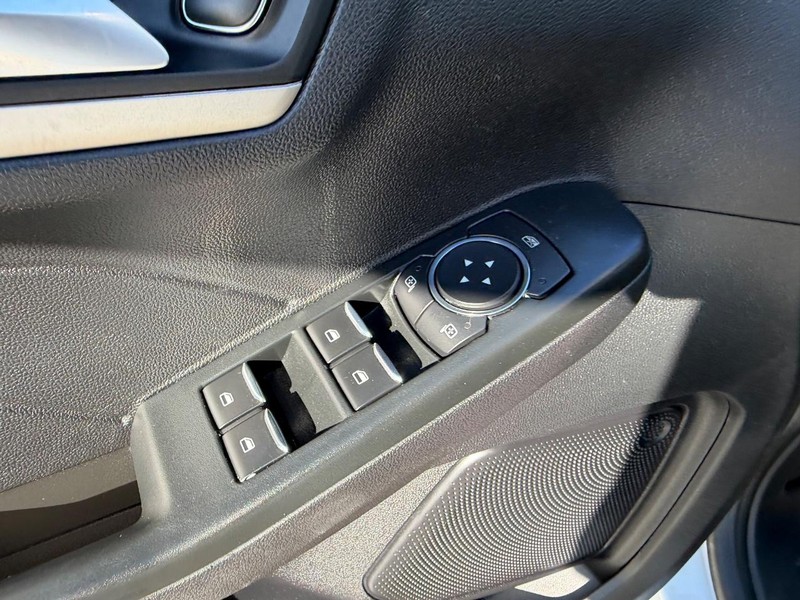 Ford Escape Vehicle Full-screen Gallery Image 17