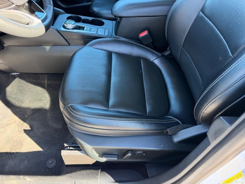 Ford Escape Vehicle Full-screen Gallery Image 18