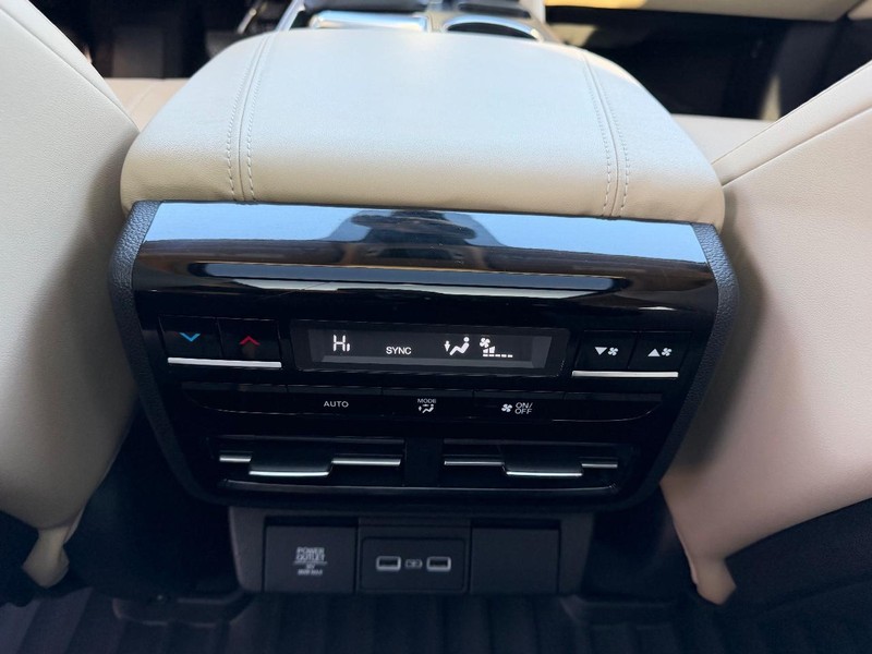 Acura MDX Vehicle Full-screen Gallery Image 10