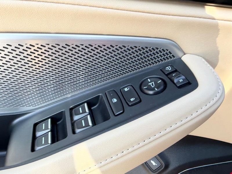 Acura MDX Vehicle Full-screen Gallery Image 19