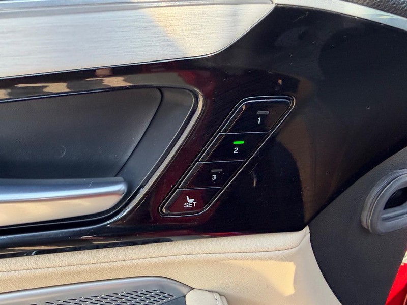 Acura MDX Vehicle Full-screen Gallery Image 20