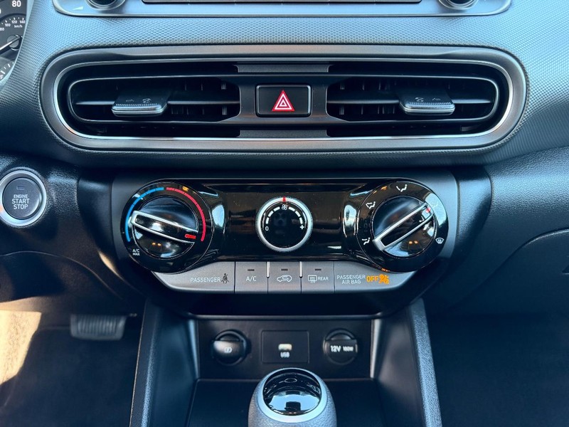 Hyundai Kona Vehicle Full-screen Gallery Image 13