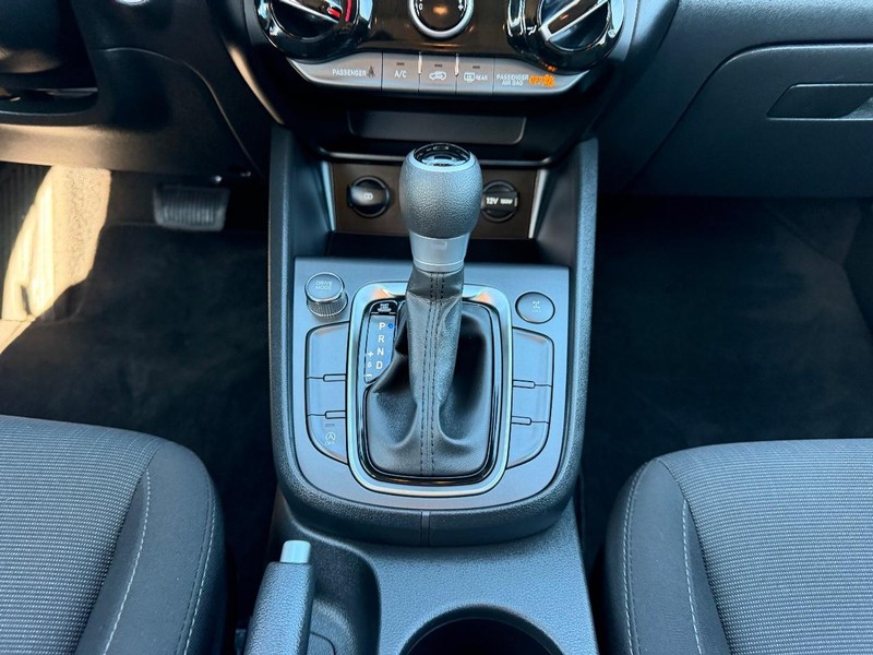 Hyundai Kona Vehicle Full-screen Gallery Image 14