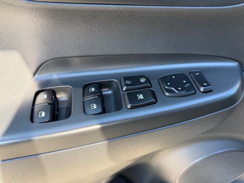 Hyundai Kona Vehicle Full-screen Gallery Image 16