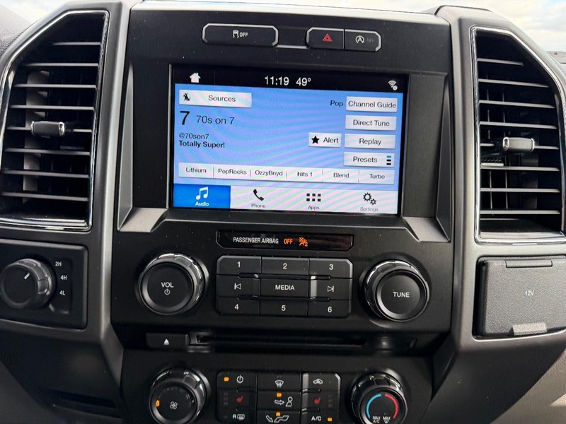 Ford F-150 Vehicle Full-screen Gallery Image 12