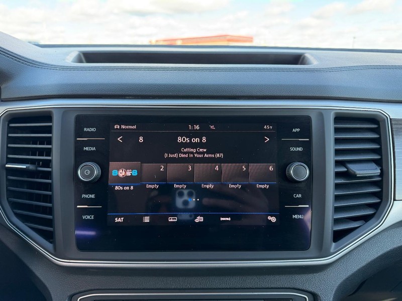 Volkswagen Atlas Vehicle Full-screen Gallery Image 14