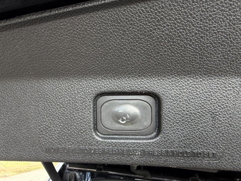 Ford Explorer Vehicle Full-screen Gallery Image 6