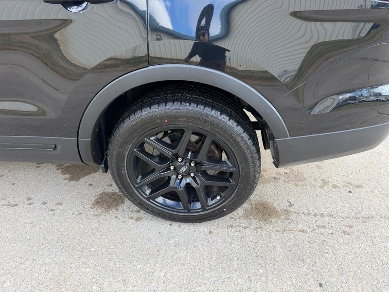 Ford Explorer Vehicle Full-screen Gallery Image 7