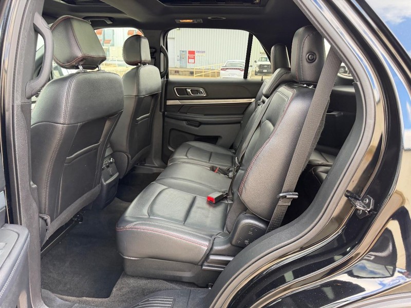 Ford Explorer Vehicle Full-screen Gallery Image 9