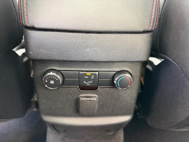 Ford Explorer Vehicle Full-screen Gallery Image 11