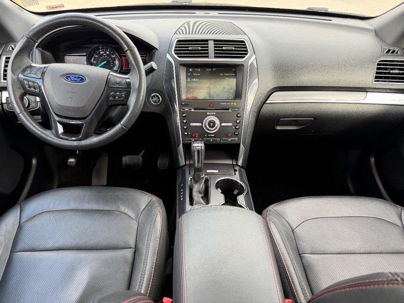 Ford Explorer Vehicle Full-screen Gallery Image 12