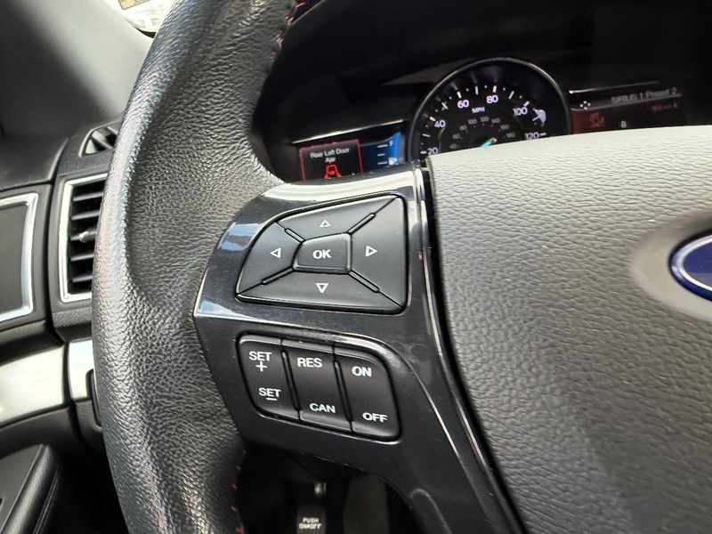 Ford Explorer Vehicle Full-screen Gallery Image 14