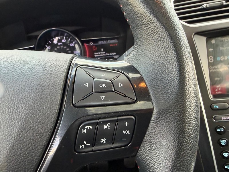 Ford Explorer Vehicle Full-screen Gallery Image 15