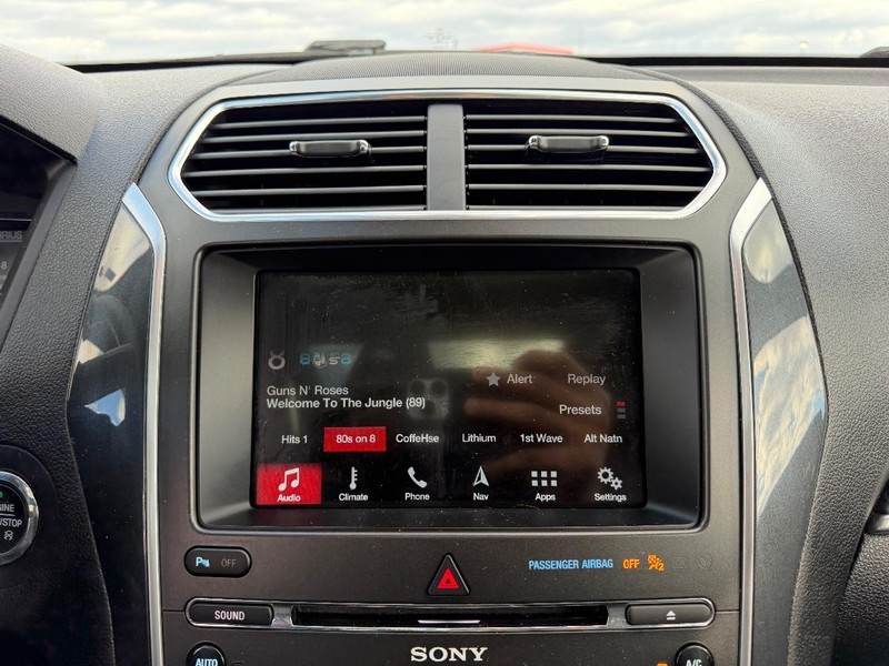 Ford Explorer Vehicle Full-screen Gallery Image 17