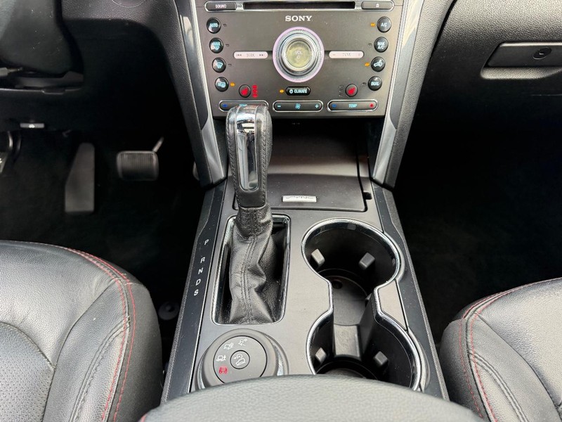 Ford Explorer Vehicle Full-screen Gallery Image 19