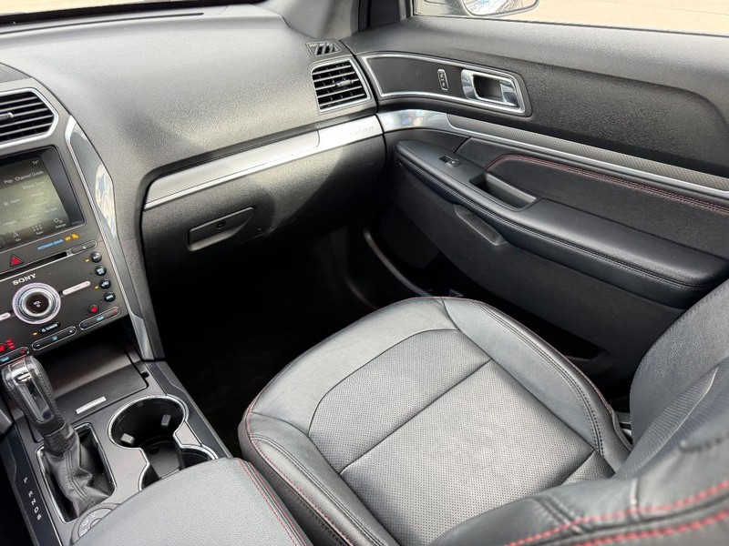 Ford Explorer Vehicle Full-screen Gallery Image 20