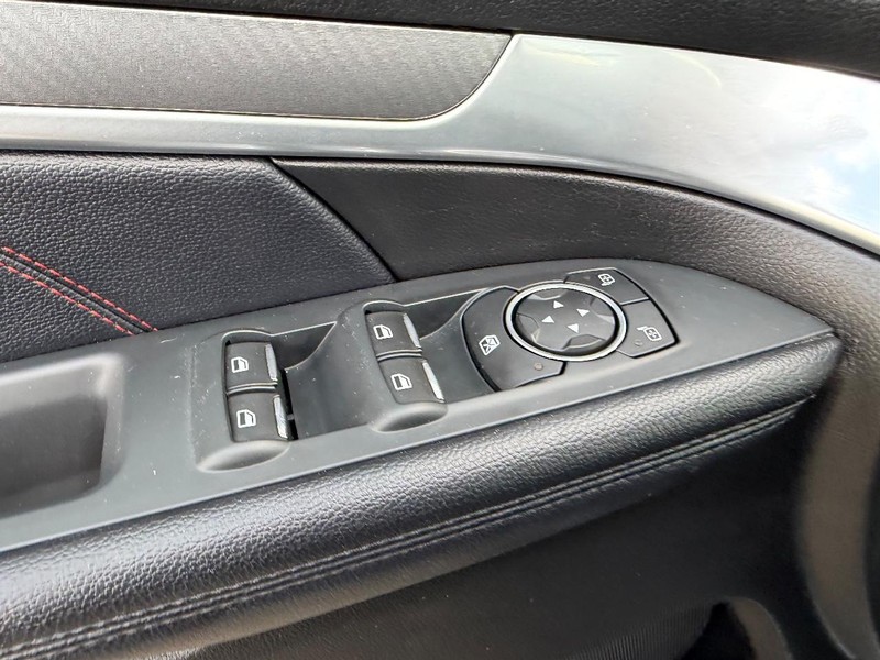 Ford Explorer Vehicle Full-screen Gallery Image 21