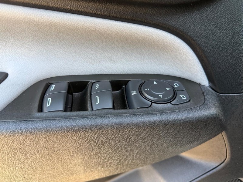 Chevrolet Equinox Vehicle Full-screen Gallery Image 17