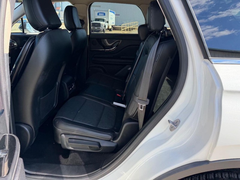 Lincoln Corsair Vehicle Full-screen Gallery Image 8