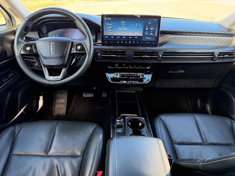 Lincoln Corsair Vehicle Full-screen Gallery Image 9