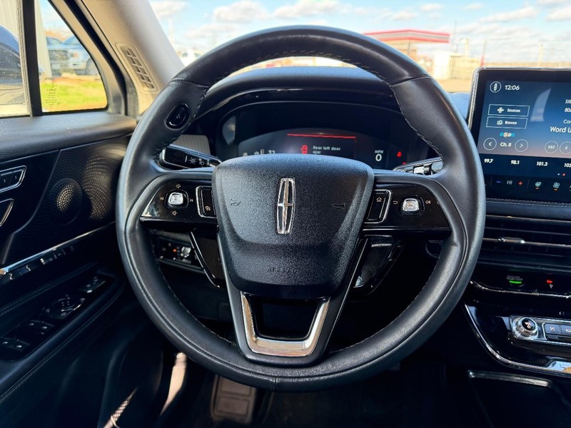 Lincoln Corsair Vehicle Full-screen Gallery Image 10