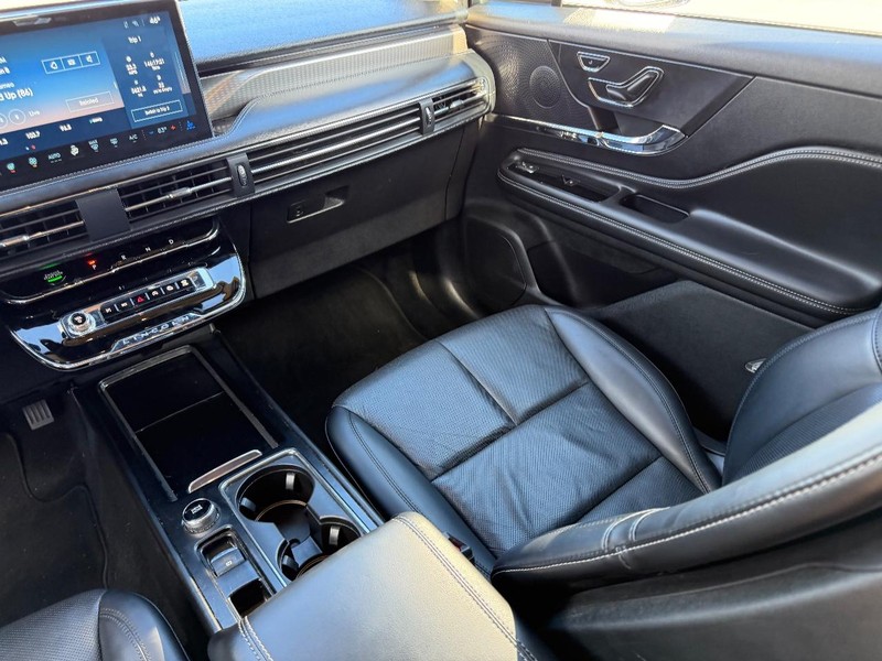 Lincoln Corsair Vehicle Full-screen Gallery Image 15