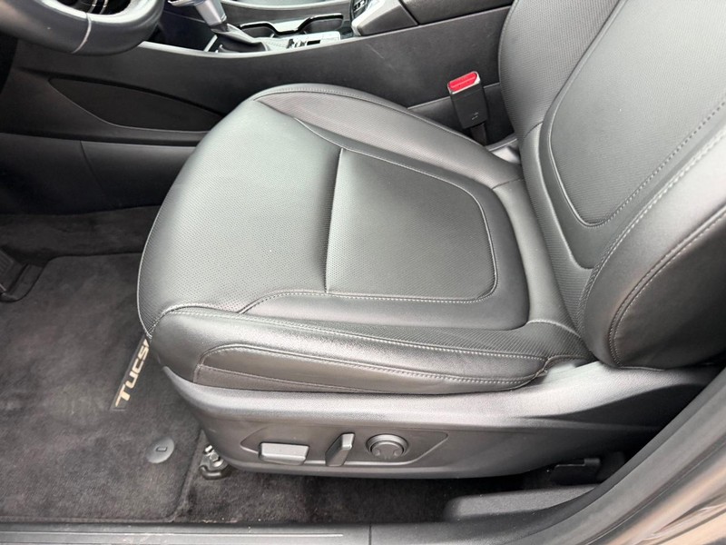Hyundai Tucson Vehicle Full-screen Gallery Image 17