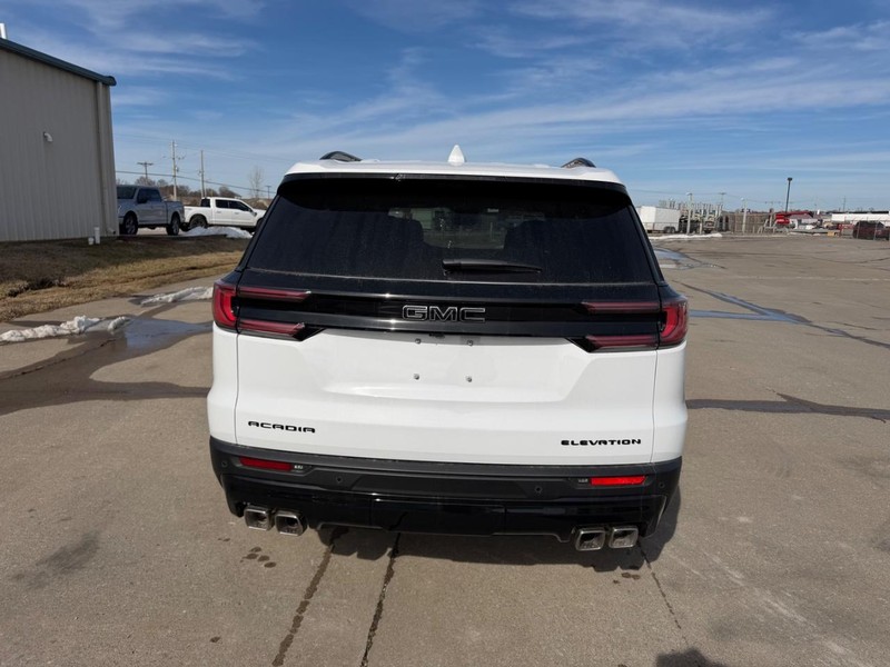 GMC Acadia Vehicle Full-screen Gallery Image 4