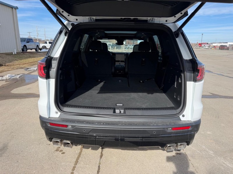 GMC Acadia Vehicle Full-screen Gallery Image 5