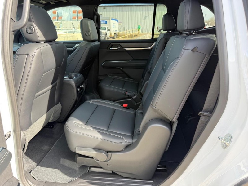 GMC Acadia Vehicle Full-screen Gallery Image 9