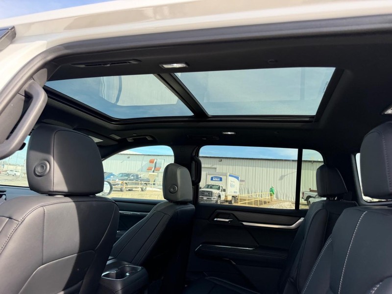 GMC Acadia Vehicle Full-screen Gallery Image 10