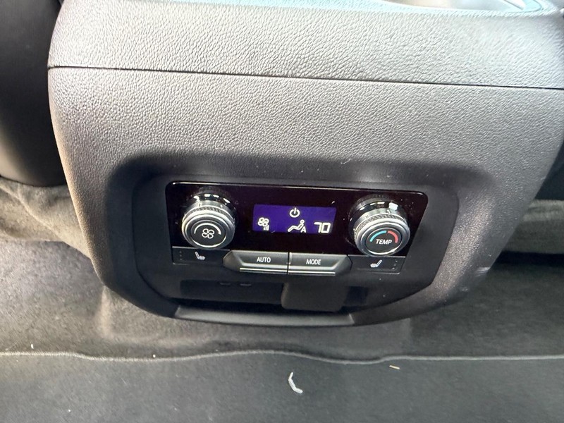 GMC Acadia Vehicle Full-screen Gallery Image 11