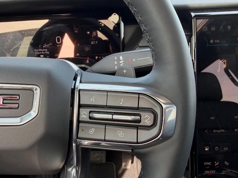 GMC Acadia Vehicle Full-screen Gallery Image 15