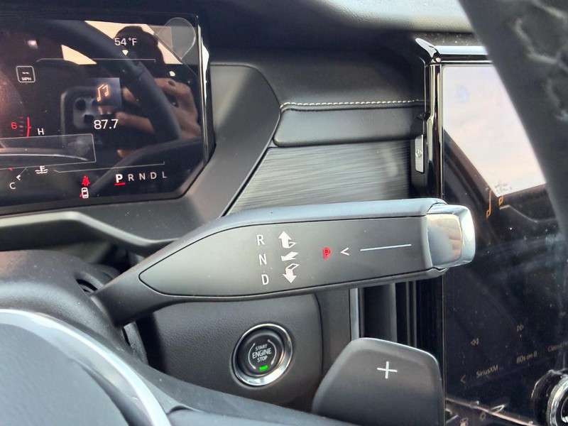 GMC Acadia Vehicle Full-screen Gallery Image 16