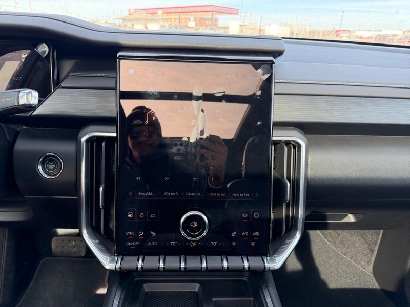 GMC Acadia Vehicle Full-screen Gallery Image 17