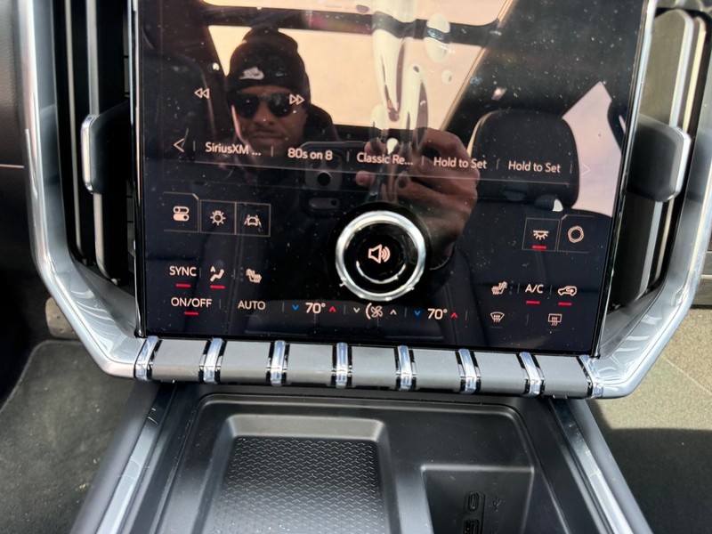 GMC Acadia Vehicle Full-screen Gallery Image 18