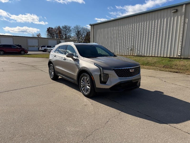 Cadillac XT4 Vehicle Full-screen Gallery Image 01