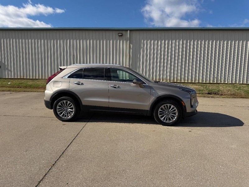 Cadillac XT4 Vehicle Full-screen Gallery Image 02