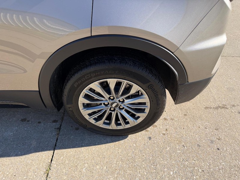 Cadillac XT4 Vehicle Full-screen Gallery Image 07