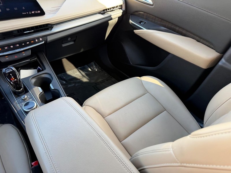 Cadillac XT4 Vehicle Full-screen Gallery Image 16