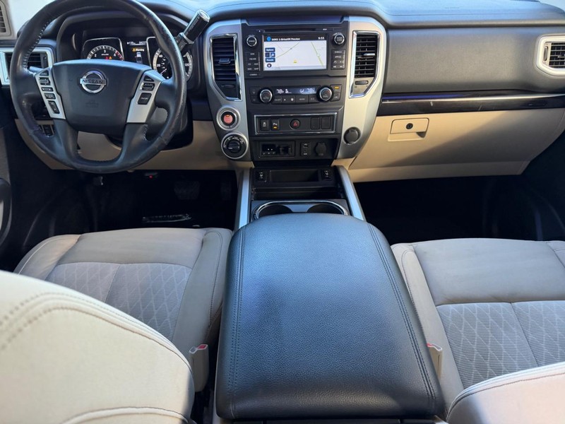 Nissan Titan XD Vehicle Full-screen Gallery Image 8