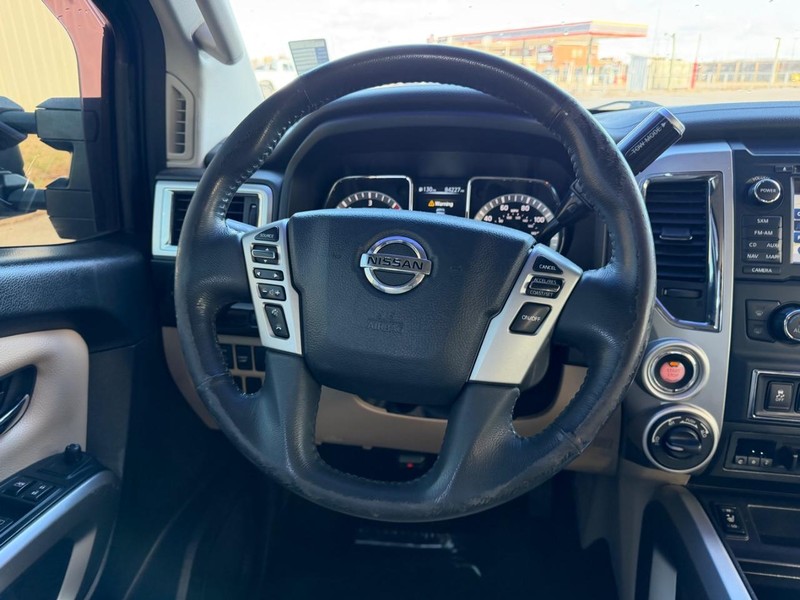 Nissan Titan XD Vehicle Full-screen Gallery Image 9