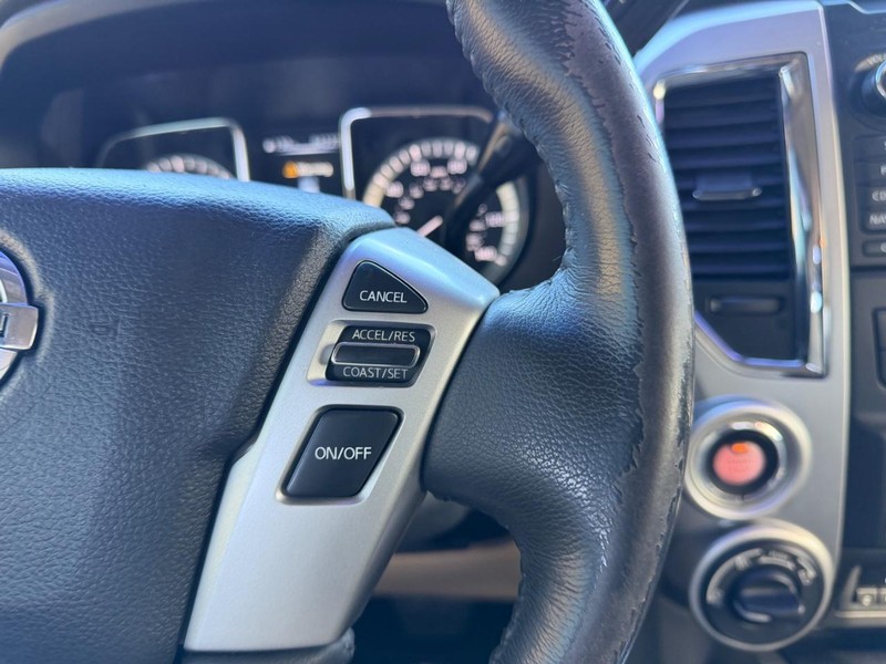 Nissan Titan XD Vehicle Full-screen Gallery Image 11
