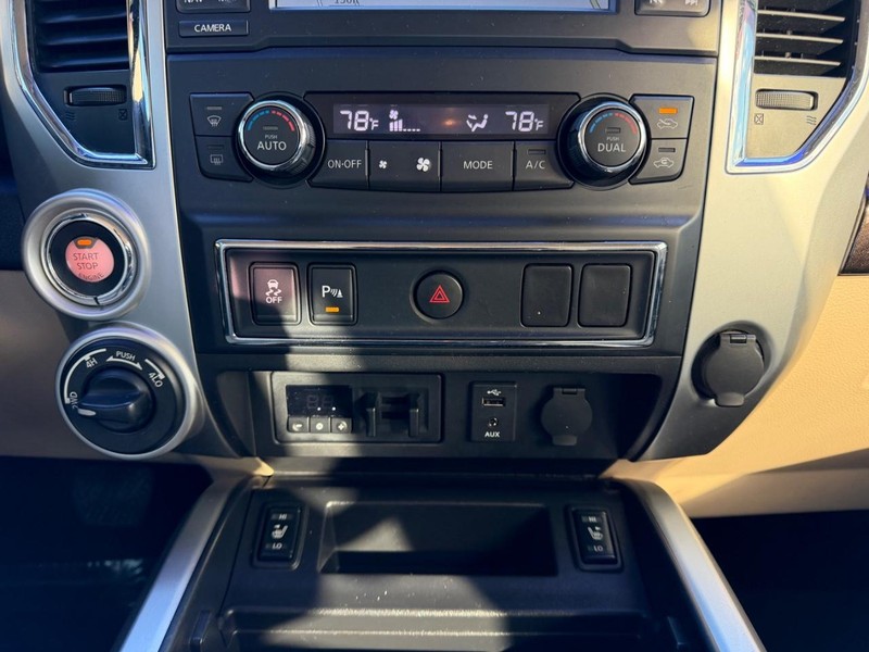 Nissan Titan XD Vehicle Full-screen Gallery Image 13