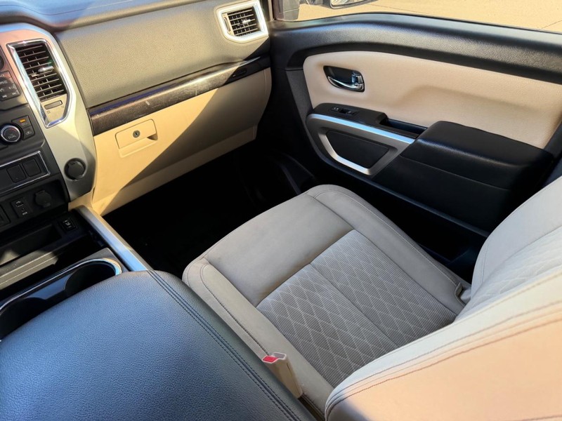 Nissan Titan XD Vehicle Full-screen Gallery Image 14