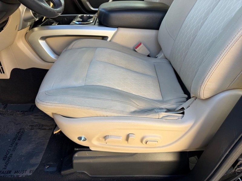 Nissan Titan XD Vehicle Full-screen Gallery Image 16